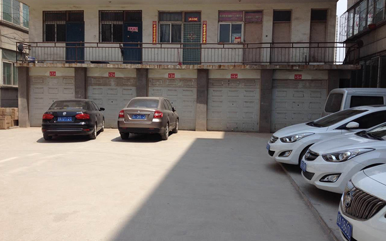 山西超躍對(duì)和平路新南莊小區(qū)進(jìn)行車庫(kù)門檢修