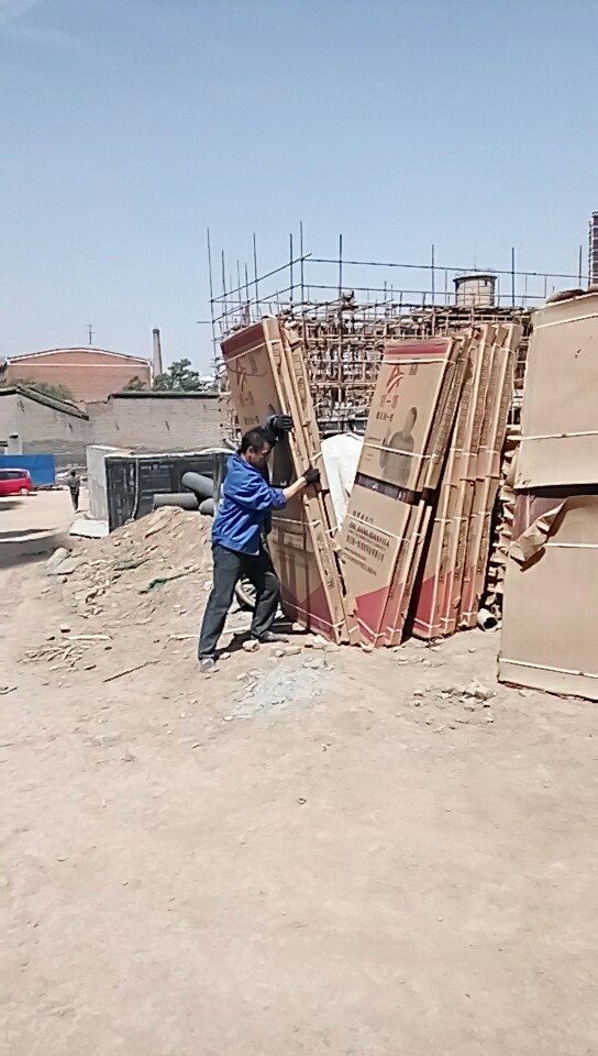 2018年5月7日太谷工地門已到貨正在用電梯往樓上運